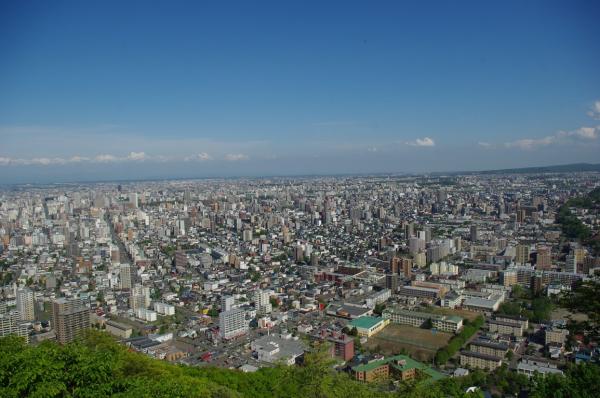 円山の頂上からは札幌市街を一望できます